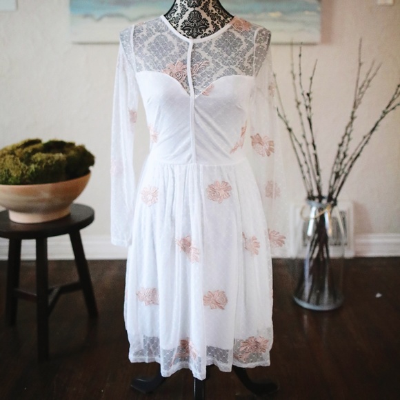Charlotte Russe Dresses & Skirts - Gorgeous white/blush embroidered boho style dress